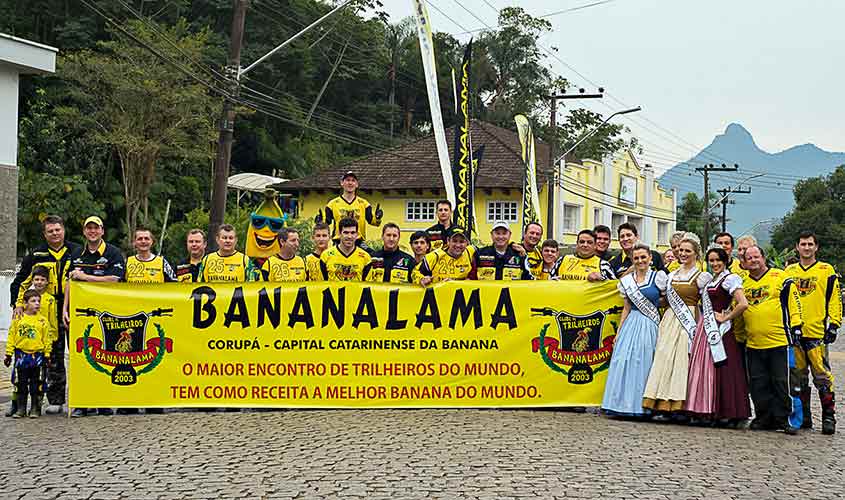 The local community greets hikers on the occasion of the Bananalama