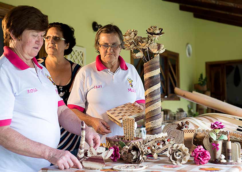 Local women selling handcrafts made of banana tree fiber