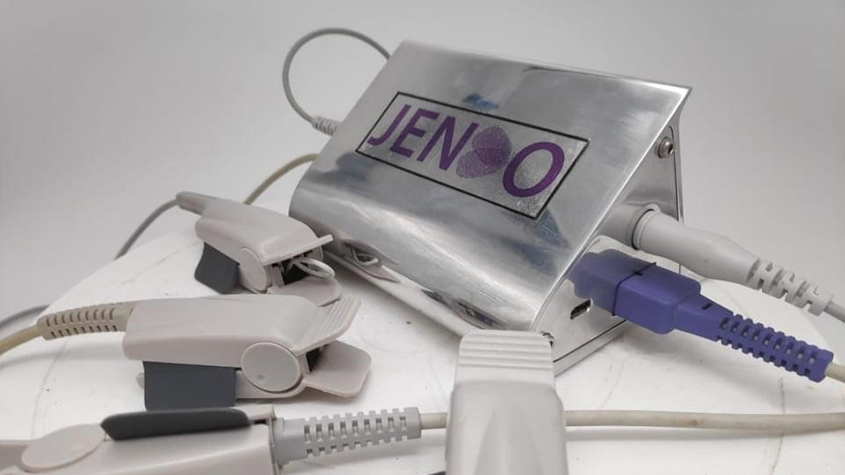Jendo diagnostic medical device with fingertip sensors to perform cardiovascular checks
