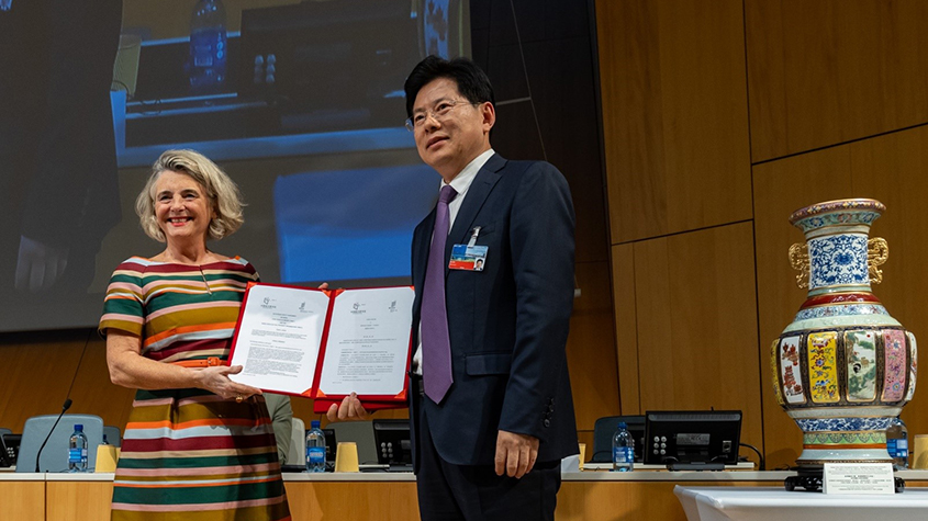 Vice Minister Zhang Jianchun, Head, National Copyright Administration of China (NCAC) presents the two authorized entity agreements to WIPO Deputy Director General Sylvie Forbin. (Photo: WIPO)