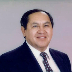 Portrait photo of Mr. Ignacio León Robles Robles wearing a suit.