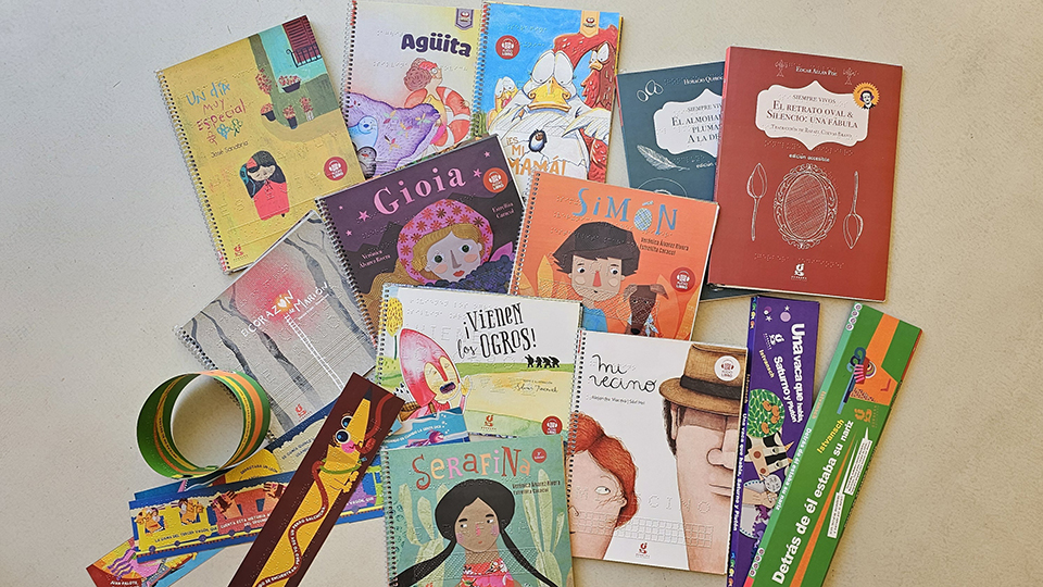 Se va una colección de libros accesibles para niños, muchos de los cuales incluyen texto en braille, ilustraciones coloridas y elementos táctiles, producida por Gerbera Ediciones.