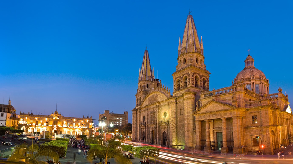 Catedral de Guadalajara fotografiada con el perfil de la ciudad al atardecer