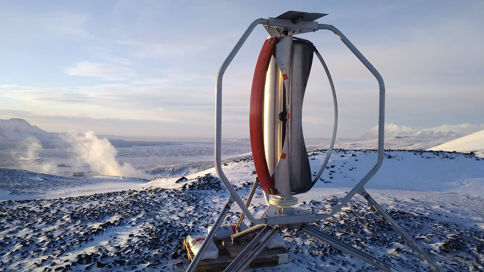 Ветряная турбина на вертикальной оси от компании IceWind используется в экстремальных погодных условиях для трансформации энергии ветра в электричество.