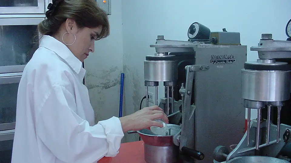 Gabriela Chávez Villalba in a food laboratory