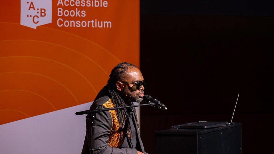 M. Cobhams Asuquo en concert lors de la célébration du dixième anniversaire du Consortium pour des livres accessibles
