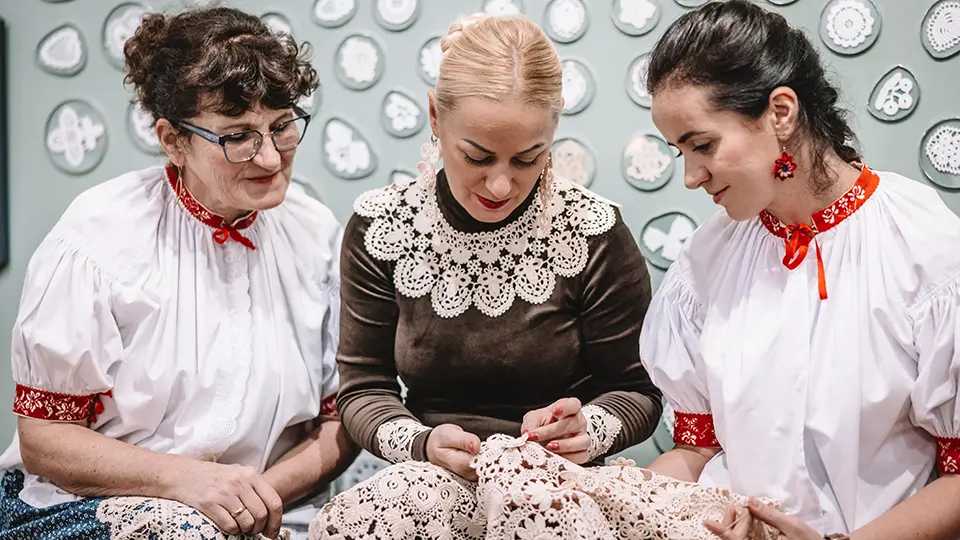 Lucyna Ligocka Kohut founded the Koniakow Lace Foundation 