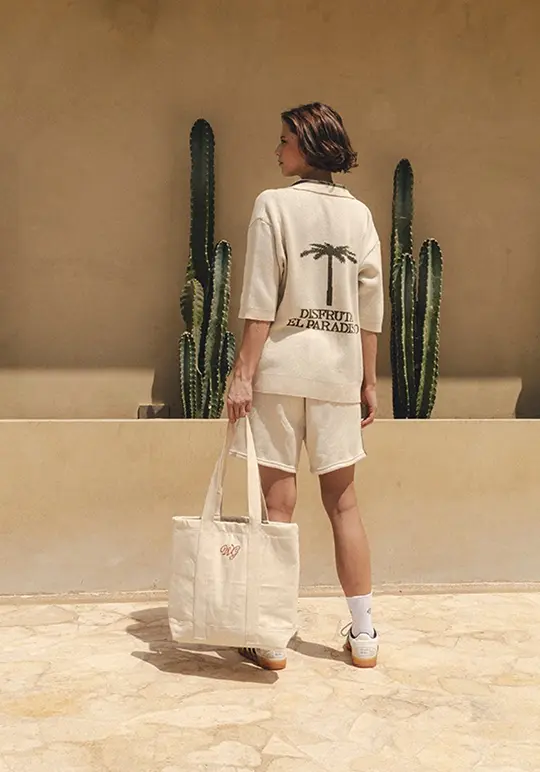 Woman wearing the Weedgreen polo knitwear crudo “disfruta el paraíso”