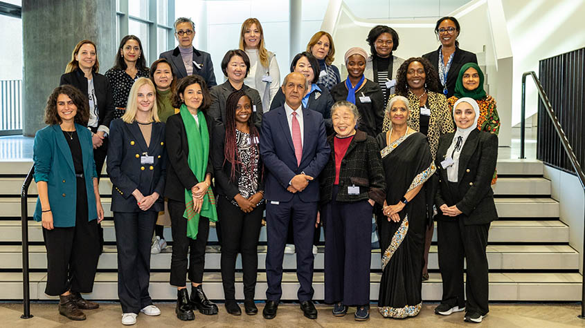 Photo de M. Hasan Kleib, vice-directeur général du Secteur du développement régional et national de l’OMPI, et de femmes scientifiques