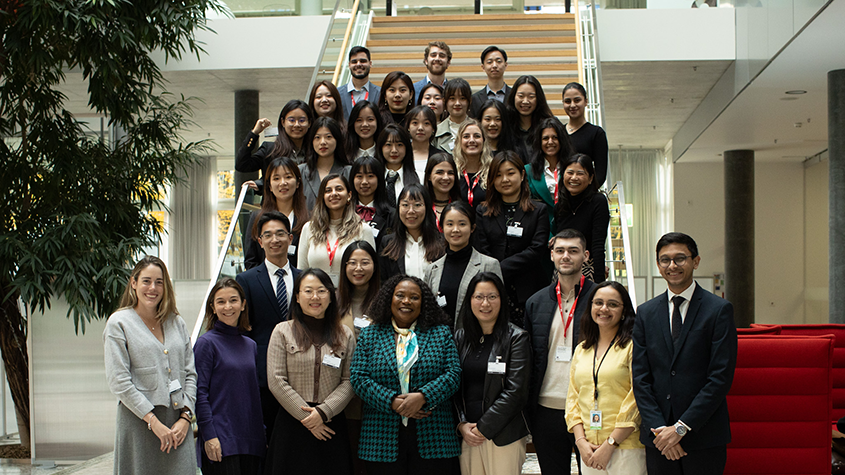 Des étudiants des programmes conjoints de master de l’Académie de l’OMPI avec l’Université&nbsp;IE et l’Université&nbsp;Tongji lors d’un voyage d’études au siège de l’OMPI à Genève, en Suisse, en novembre&nbsp;2023.
