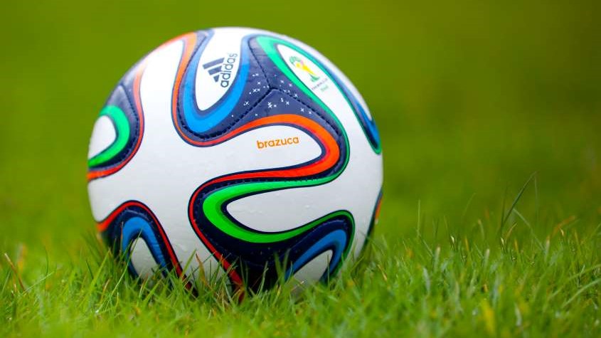 阿迪达斯品牌的足球，作为在体育中使用商标的例子