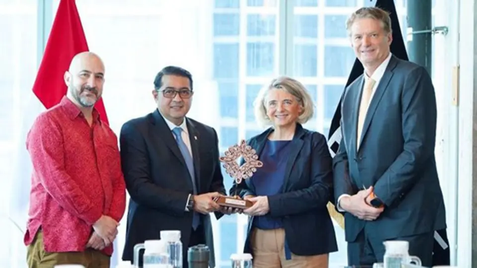The Minister of Creative Economy, Teuku Riefky Harsya, received representatives from the World Intellectual Property Organization (WIPO), the Deputy Director General, Sylvie Forbin, Senior Manager Felipe Buitrago, and Senior Manager Michel Allain, at the Ministry of Creative Economy Office, Jakarta, Thursday, June 11.