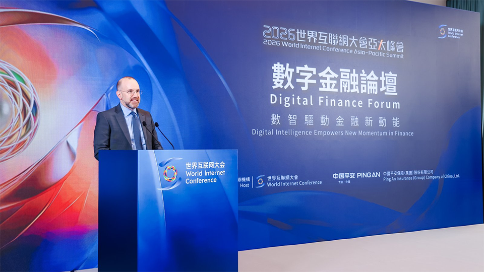 Garrett Levin speaking at digital finance forum
