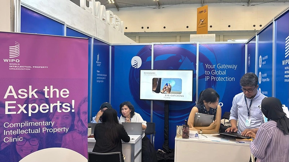 Visitors receive practical IP guidance at the WIPO booth during Trade Expo Indonesia 2026. 
