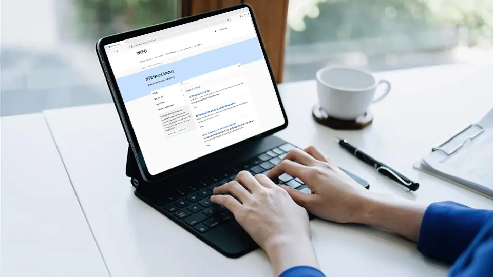 Une femme consulte le Répertoire des services de l’OMPI sur sa tablette