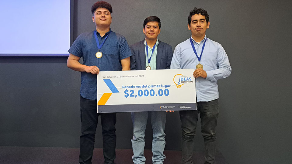 First-place winners of Ideas Disruptivas holding a $2,000 prize check