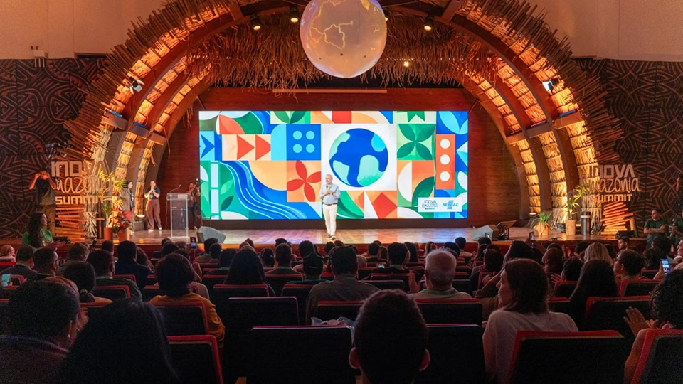 Speaker on stage at the Inova Amazonia Summit