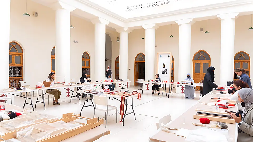 ja - al-sadu-insij-students-setting-up-their-looms-71417