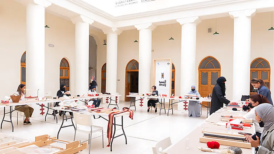 ru - al-sadu-insij-students-setting-up-their-looms-71417