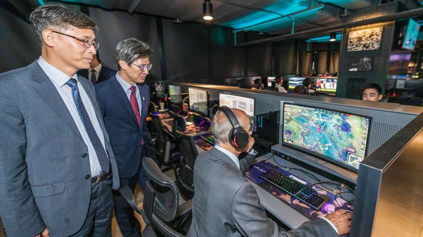 Photo Director General Gurry learns about activities at LoL Park, an e-sports stadium in Seoul