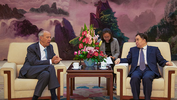 WIPO Director General Francis Gurry (left) meeting with the Director of the Committee of Education, Science, Culture and Health of the National People's Congress, Mr. Liu Binjie
