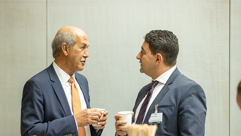 Dos participantes del curso, en un debate