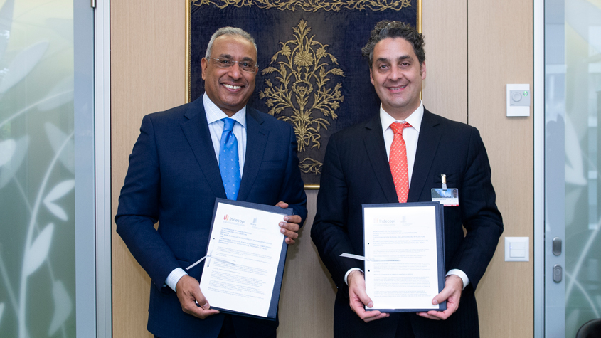 Photo of Mr. Sherif Saadallah, Executive Director of the WIPO Academy, and Ivo Gagliuffi Piercechi, Chairman of the Board of Directors of Indecopi