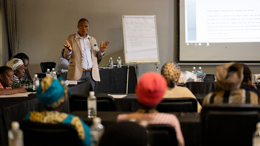 Photo of Bathusi Lesolobe, WIPO Project Expert, moderating discussions