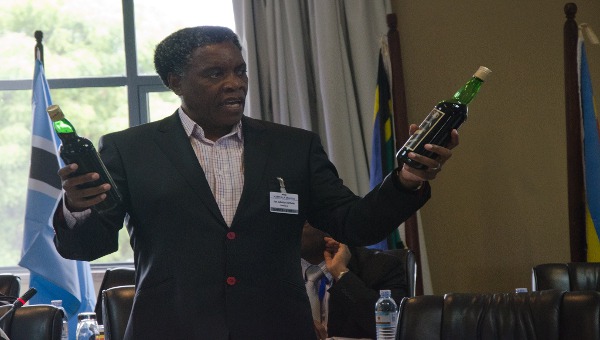 A parliamentarian from Swaziland comparing a genuine product and a counterfeit one. (Photo: WIPO)