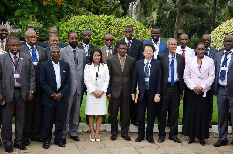 Parliamentarians and Mr. Hideo Hato, the Commissioner of the Japan Patent Office