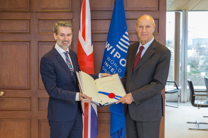 Photo: Mr. Julian Braithwaite deposits the instrument of ratification with WIPO’s Director General