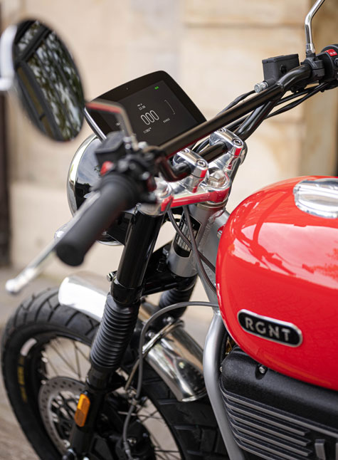 Photo rapprochée d’une moto RGNT avec écran tactile LCD