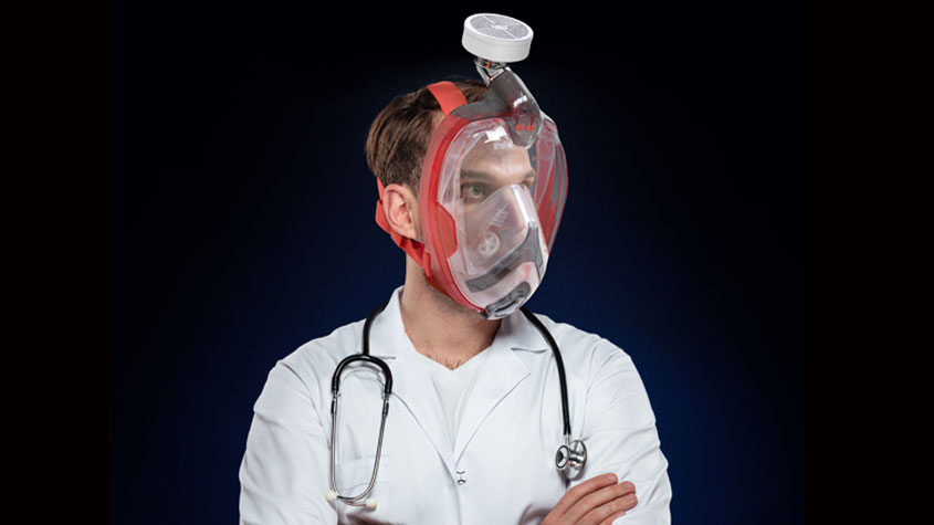 صورة لأحد أفراد الطاقم الطبي مرتدياً الطراز المعدّل لقناع يونيكا.