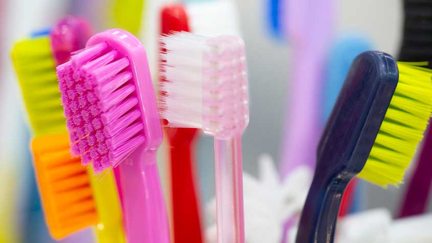 Brosse A Dent Plastique Pollution  - Ensemble, Réduisons Notre Empreinte Écologique En Éliminant Les Déchets Plastiques Et En Plantant Découvrez Ce Qu�ils Avaient À Dire Concernant L�environnement, La Pollution Et L�avenir De Notre Belle.
