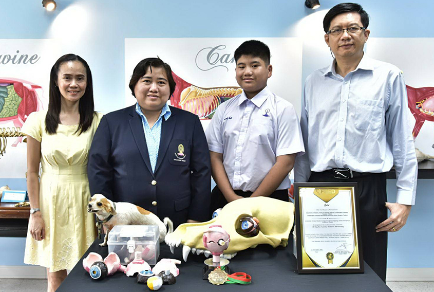 Pawana Chuesiri with her team and the 3D Dog Eye Anatomy Model displayed on a table