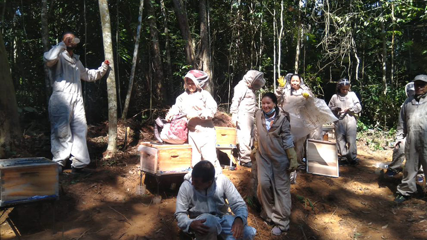 Group of beekeepers at Apícola La Serranía