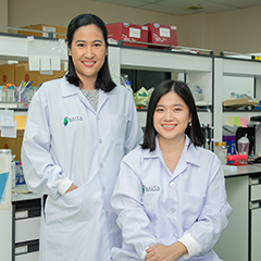 Waranyoo Phoolcharoen and Suthira Taychakhoonavudh, the two co-founders of Baiya Phytopharm, in a lab, wearing Baiya Phytopharm white lab coats