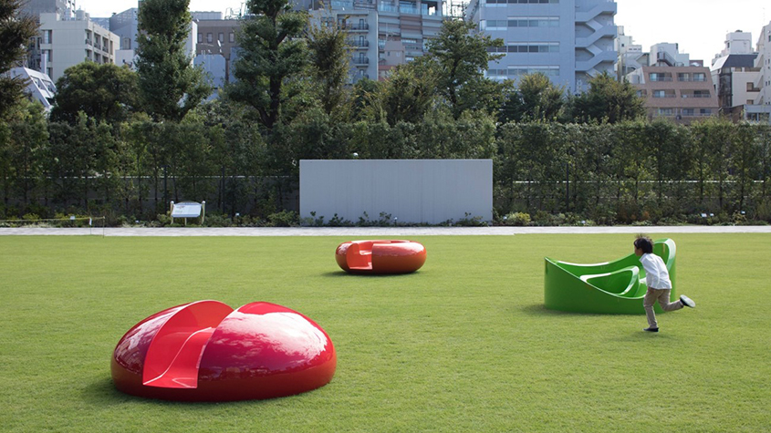 Jakuets’ distinctive design aesthetic can be seen in these three products (from left to right): the Omochi, the Donut and the Namri (playset designed by Naoto Fukasawa)