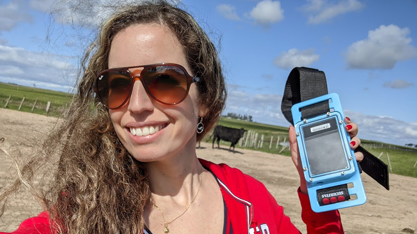 Victoria Alonsopérez holding a blue Chipsafer collar equipped with smart sensors