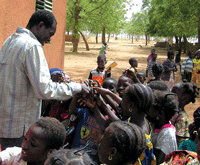 Accueil chaleureux réservé à Diébédo Francis Kéré par les enfants de Gando devant leur nouvelle école (avec l’aimable autorisation de D. F. Kéré).
