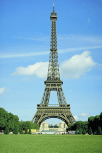 Se considera que el diseño de la iluminación nocturna de la Torre Eiffel es en sí misma una obra de arte.  En el sitio web oficial de la Torre se declara lo siguiente:  “No existen restricciones a la publicación de fotografías de la Torre durante el día.  Las fotografías tomadas de noche cuando la iluminación está encendida están sujetas a la legislación de derecho de autor, y deberán abonarse derechos de publicación a la Société Nouvelle d'exploitation de la Tour Eiffel