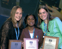 Hannah Louise Wolf (16 ans), Madhavan Pulakat Gavini (16 ans) et Meredith Ann MacGregro (17 ans) les trois lauréates, qui vont recevoir chacune une bourse de 50 000 dollars E.-U. (Photo: Science Service)