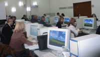 En un taller celebrado en Skoplie, coordinadores universitarios de propiedad intelectual de la ex República Yugoslava de Macedonia, Albania, Bosnia y Herzegovina, Croacia, Serbia y Montenegro descubren cómo utilizar bases de datos en línea gratuitas para realizar búsquedas básicas sobre patentes. (Cortesía de OEP CARDS)