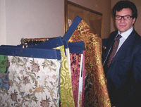 Gustavo De Negri exhibant fièrement des échantillons de sa dernière collection, présentée lors de l’édition 2008 de la foire Proposte.