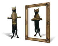 Ce bronze original de Giacometti (à gauche) a été allongé par les faussaires (au niveau du ventre, des pattes et de la queue) pour compenser la diminution de volume résultant de  l’opération de fonte des copies (à droite).  © Musée de la contrefaçon