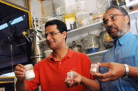 El profesor Oswaldo Alvez (derecha) y el investigador Odair Pastor Ferreira sostienen los materiales utilizados para producir Fentox (Foto: Inova)
