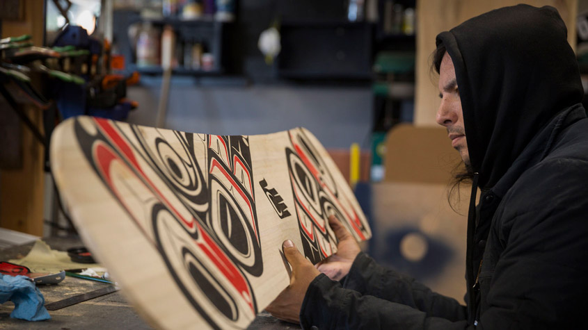 Проливая свет на искусство и культуру народа тлинкитов Аляски посредством коммерческого сотрудничества