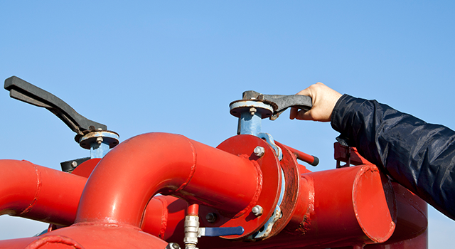 Closing or opening the valve